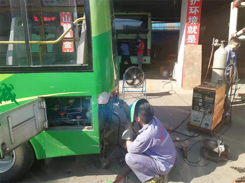 鈑金工，修復(fù)車身.jpg